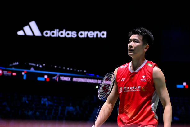 掌握羽毛球发球标准姿势,提升比赛得分率