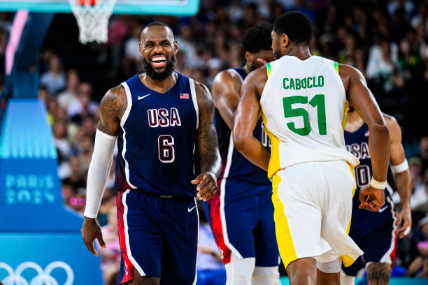 篮球比赛必备知识：犯规手势图解与说明