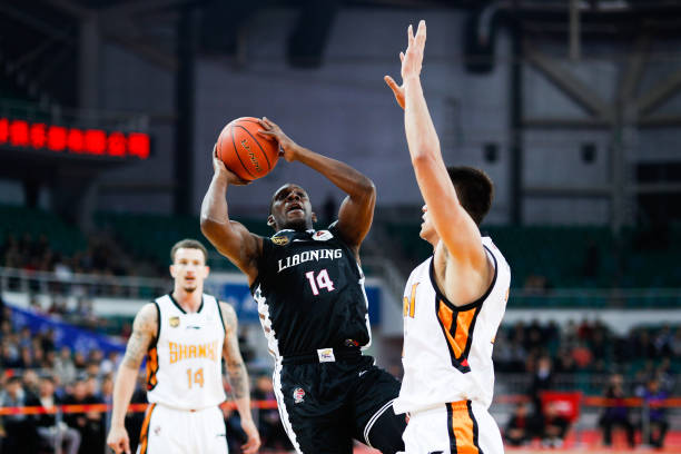 篮球规则详解：二次运球犯规的判定与图解