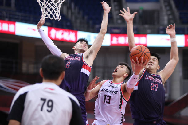 篮球空中抢篮板球的预判与卡位技巧