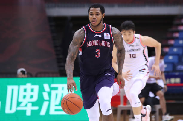 搜狐体育NBA首轮战报：勇士逆转湖人，库里狂砍40分