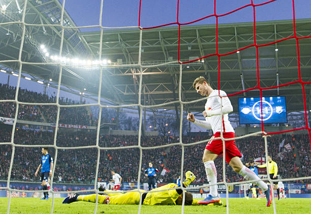 战术博弈：利用没过半场越位规则的反击策略