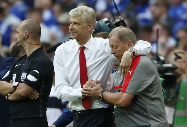 球员被红牌罚下后,球队将面临怎样的困境?