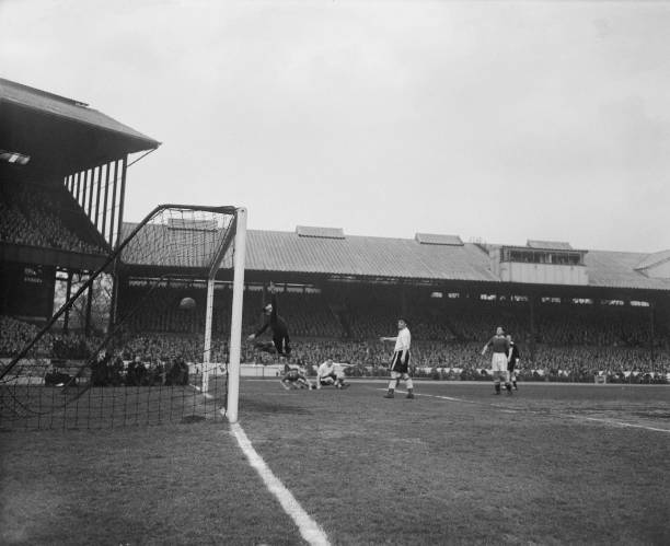 超越身高限制:马拉多纳的足球哲学与成功之道