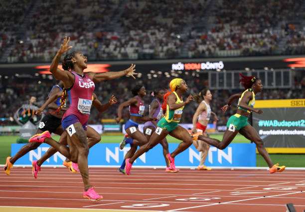 伏明霞丈夫背景大起底：事业与家庭的双重成功