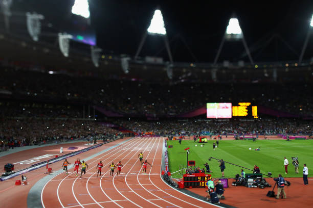 伏明霞的跳水传奇：皇冠加冕的辉煌时刻