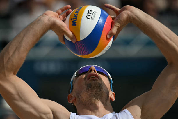 沙滩排球联赛技巧解析:如何打出完美一击