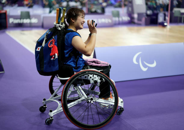 一年级看图写话：羽毛球飞起来啦！