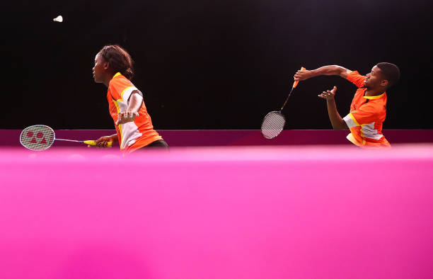 发球踩线算犯规吗？羽毛球双打界限规则答疑