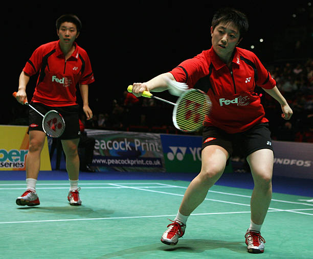 羽毛球发球动作规范：正确姿势与常见误区