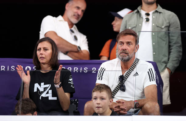 专业教练示范:羽毛球正确发球姿势与规则