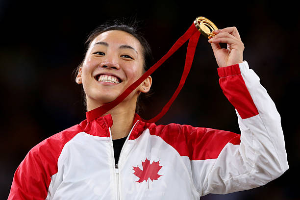 如何用简单工具（如PS/AI）设计专业羽毛球队徽？