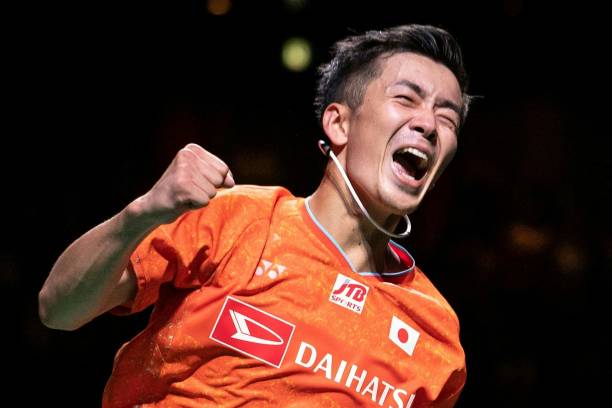 新手必看：羽毛球发球标准动作及常见错误纠正