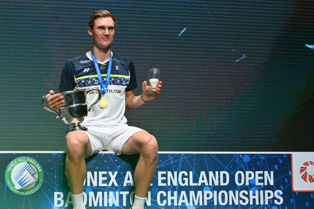 羽毛球拍4U和5U哪个更适合进攻型打法？