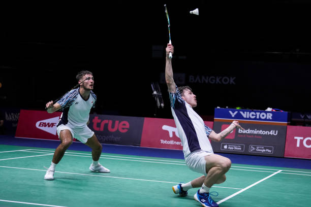 羽毛球杀球教学：手部、腰部、腿部协调发力图解