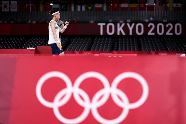 羽毛球双打发球标准动作与战术运用技巧