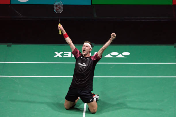 羽毛球场地标记规则：读懂边线、中线与发球区的尺寸标准