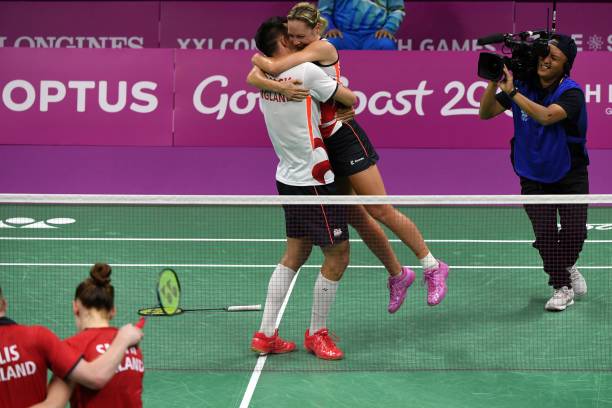 羽毛球比赛得分后必须换发球吗？