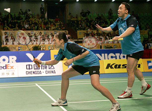 4U和5U羽毛球拍哪个更适合双打？实战体验分享