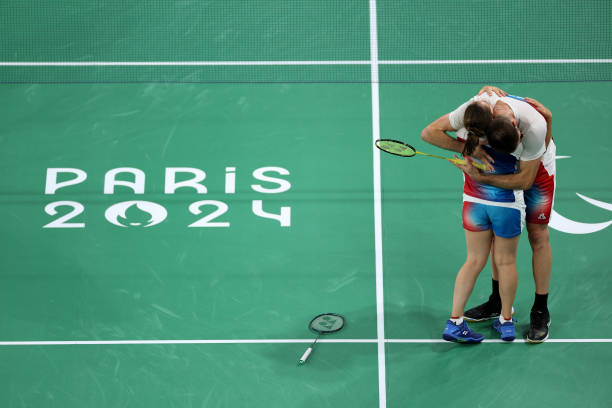 哪些羽毛球拍品牌耐用又实惠？实测对比分析