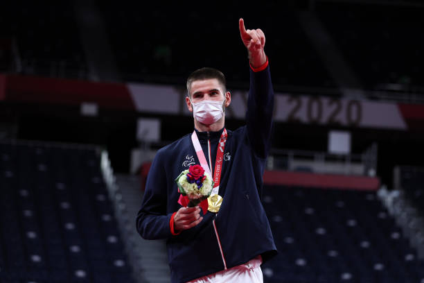 羽毛球杀球技术详解：如何提高速度和力量