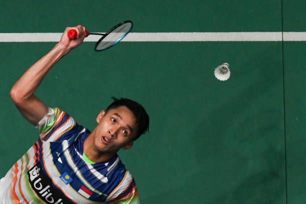 羽毛球双打基本原则：站位与轮转的关键技巧