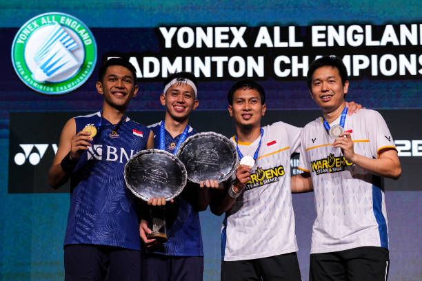 Victory vs 尤尼克斯：同价位羽毛球拍哪款更划算？