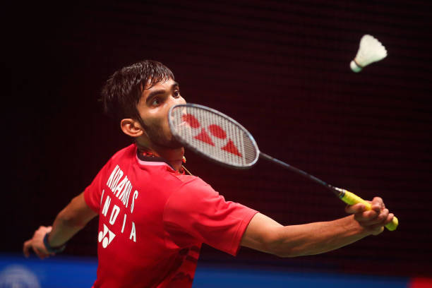 羽毛球单打比赛中的边界争议：裁判如何判罚？