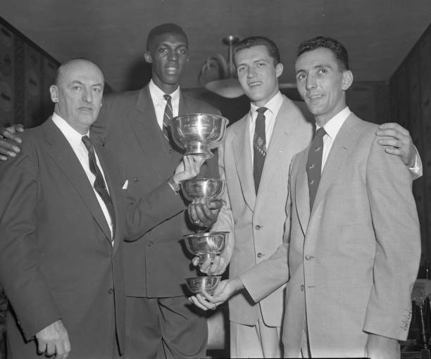 篮球裁判解析：空中抢篮板打手是否算犯规？