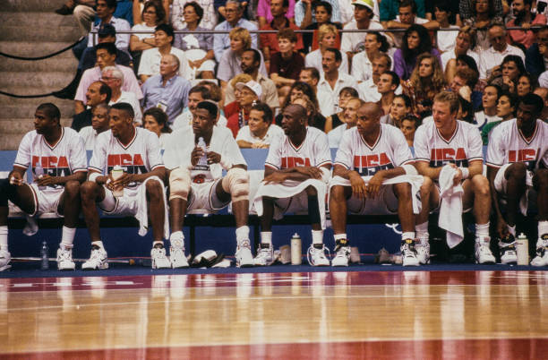 阻拦犯规的判罚标准：移动、位置与接触时机