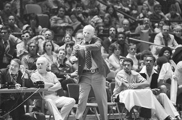 裁判如何判定技术犯规：国际篮联最新执法指南