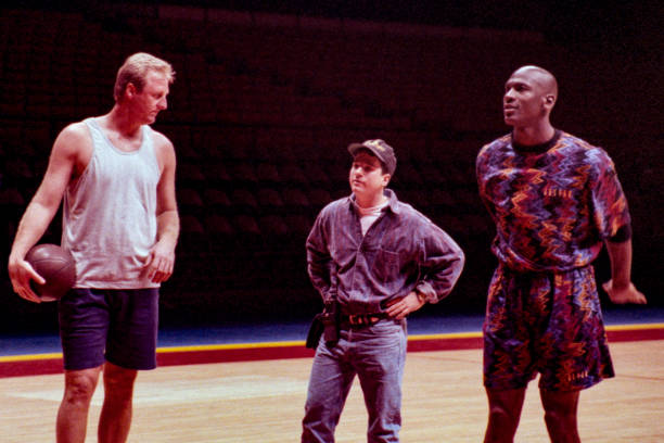 NBA冠军编年史：从凯尔特人到勇士的王朝更迭