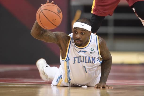 控球后卫必备：全场快攻与阵地战战术解析