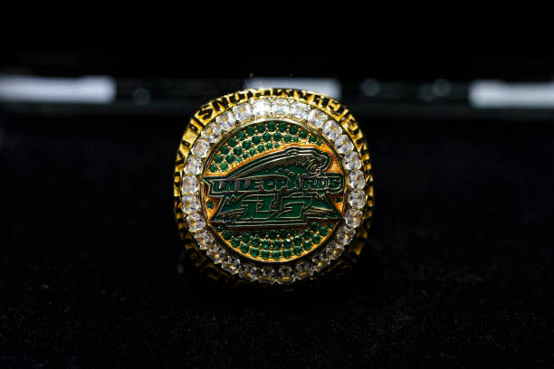 篮球裁判手势16号怎么比？图文并茂详细指南