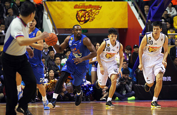 国际篮联（FIBA）对篮球场坡度的具体要求