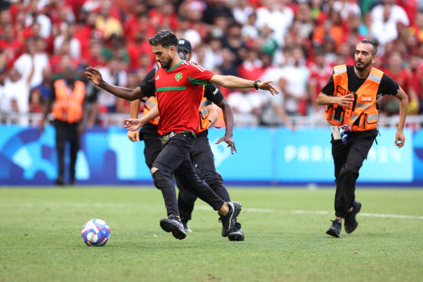 红牌罚下一人后,教练还能换人吗?