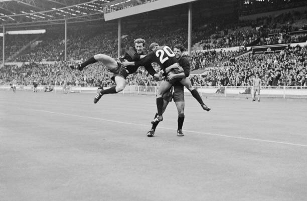 挑球过人实战演示:实况足球过人技巧解析