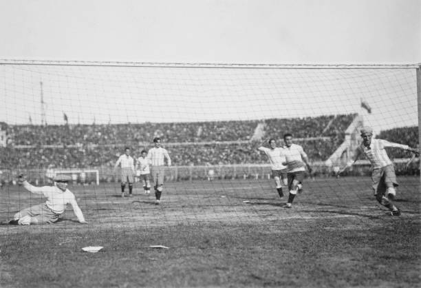 射门如梅西，过人似赫斯基：新一代前锋的终极模板