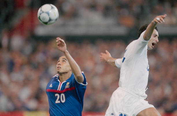 风格：设问式，引发读者思考