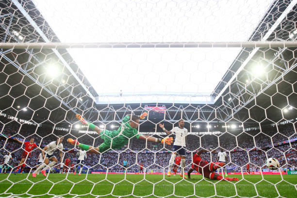 足球规则：越位犯规的构成与判罚解析