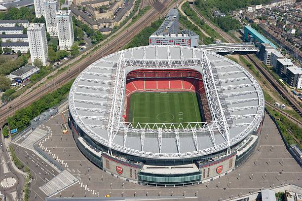 八人制足球场灯光与围栏设计：尺寸匹配与安全规范