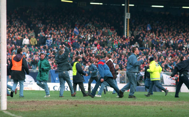 如何评估一块土地是否适合建设足球场？