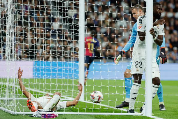 足球场禁区尺寸解析：大禁区与小禁区的区别