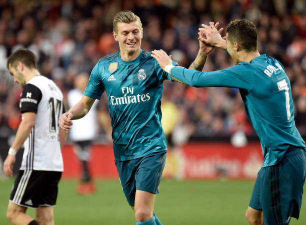 如何像足球大师一样踢球？超详细教学视频