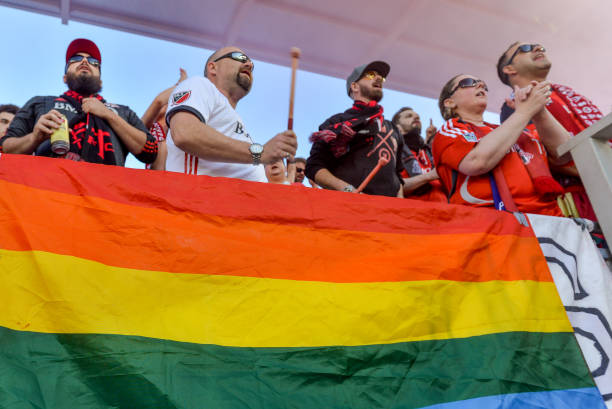 雕塑中的灵魂:马拉多纳纪念碑如何展现球王精神