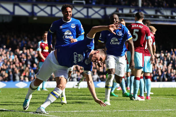 超越时代的传奇：历史上最伟大的足球运动员排名