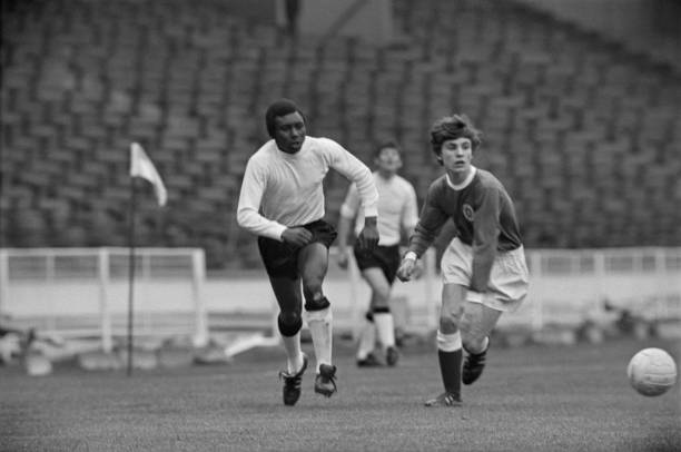 梅西的全名：里奥内尔·安德烈斯·梅西·库奇蒂尼