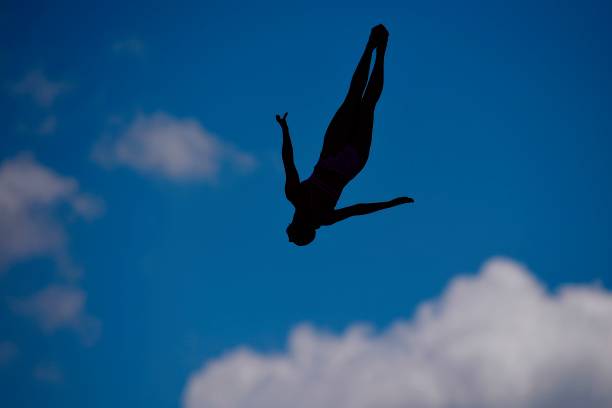 如何掌握急行跳远的正确姿势？专业教练亲自示范