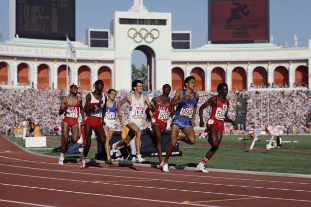 伏明霞跳水精彩瞬间：从起跳到入水的完美演绎