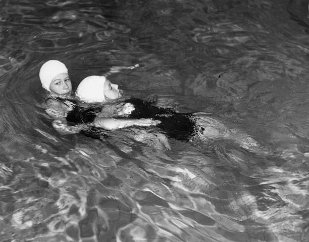 熊黛林参加游泳大赛，展现专业游泳技巧